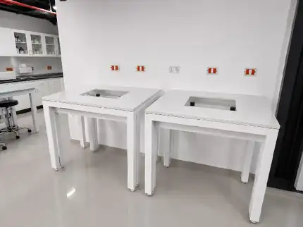 Mesas y superficie de trabajo para equipos de laboratorio