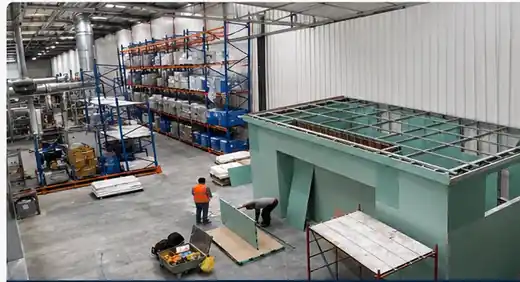 Estructura en proceso de montaje dentro de una planta industrial